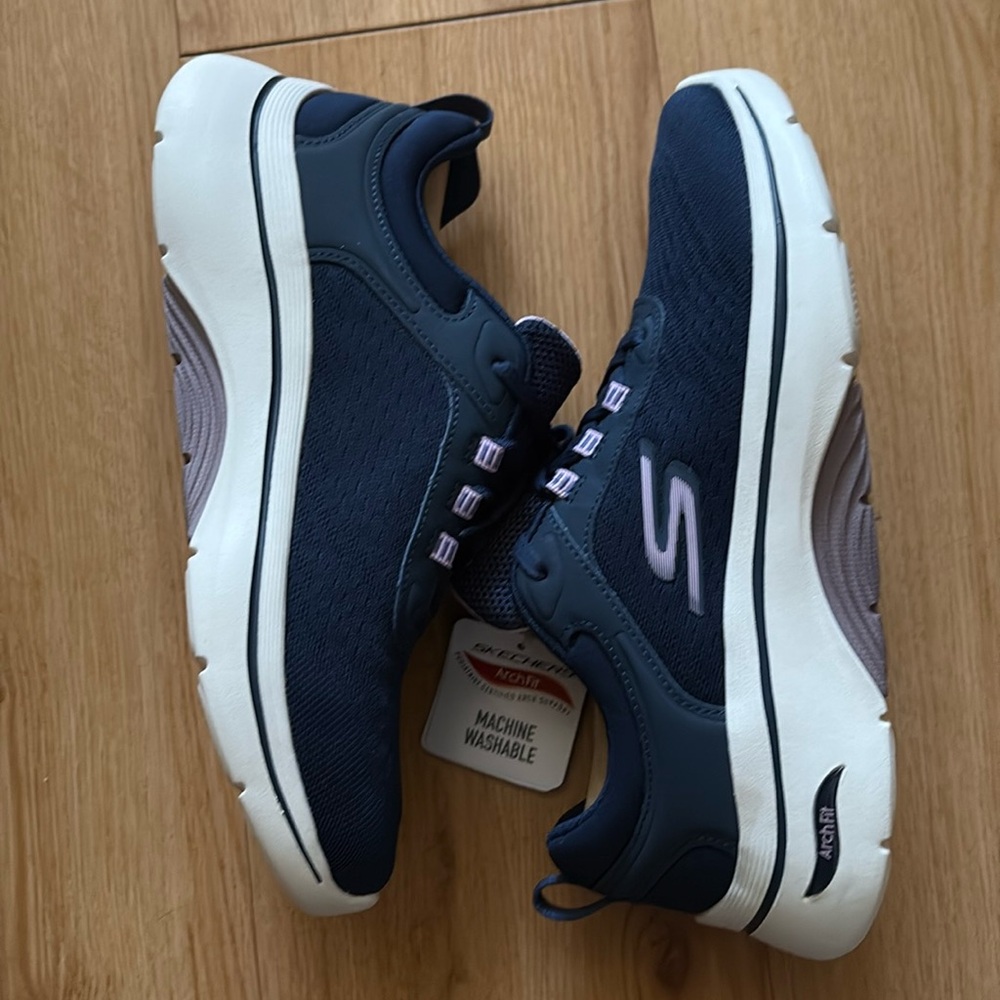 Brand new, never worn Sketchers Women’s Go Walk Arch Fit Unify Sneaker - Picture 7 of 10